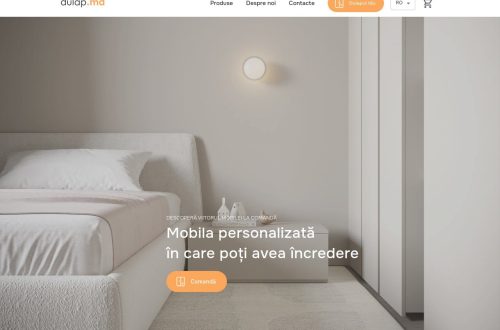 Dulap modern personalizat într-un dormitor luminos, stil minimalist