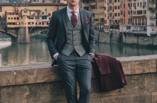 Мужской костюм на вешалке с идеальной посадкой и классическим кроем