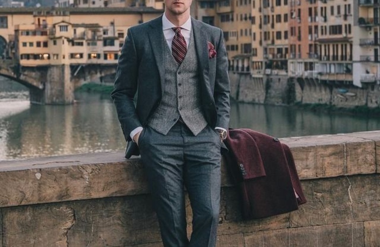 Мужской костюм на вешалке с идеальной посадкой и классическим кроем